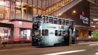 香港《生化危机8》主题电车：三米高夫人超显眼