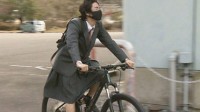 日本有高校男生穿裙子上学 网友建议：注意腿毛？
