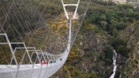 世界最长人行悬索桥向民众开放 高175米需要走5分钟