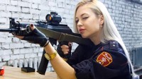 俄罗斯“最美女兵”出名后却被开除 因为一段短视频