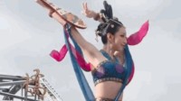 终于知道皮裤为什么这么亮了 网红关美颜挑战动态图