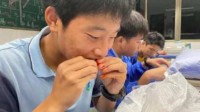 为高考前减压 浙江老师为学生烧了40多斤小龙虾 