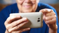 65岁老人因玩手机犯头晕就诊 每天都玩11个小时