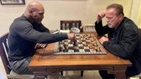施瓦辛格晒与泰森合影：两大世界级猛男棋盘对决
