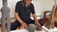 男子用2万多枚硬币垒出神州十二火箭 全靠力学垒砌