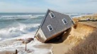 海平面上升危机出现 阿根廷整栋别墅掉入海中 