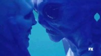 《美国恐怖故事》第十季“双面”发布全新先导预告 “水猴子”人鱼外星人隔冰对视