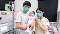 世界最小新生儿出院：仅212g 相当于一个苹果重量