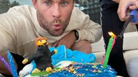 “雷神”克里斯·海姆斯沃斯晒38岁生日照 孩子给做的小蛋糕可真别致