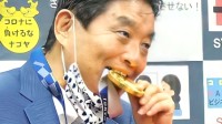 日本一市长咬金牌拍照 奥组委：市长自费为运动员换新
