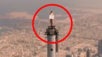 空姐站828米塔尖打广告 阿联酋航空拍世界最高广告