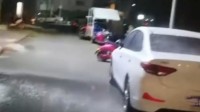 贵州局部雨只下一小块 60岁路人：以为水管漏水了