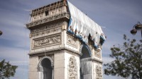 法国斥资1400万欧元打造艺术品 用白条包裹凯旋门