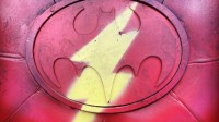 《闪电侠》导演晒新照 蝙蝠侠战服被喷上闪电侠Logo