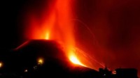 西班牙火山已经持续喷发20天：熔岩多方向喷出