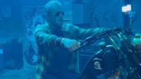 《敢死队4》史泰龙现身片场 75岁硬汉摩托雪茄有派头