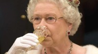 95岁英国女王决定戒酒 此前参加活动首次用拐杖
