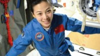女航天员在空间站可以化妆 还配置了甜品和巧克力