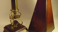 达尔文家传200年显微镜将拍卖 预估最高达35万英镑