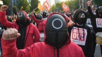 韩国爆发万人罢工集会 抗议者穿《鱿鱼游戏》戏服