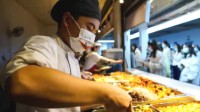 食堂人员变黄码烹饪专业学生“上岗” 网友：手不抖