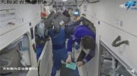 中国航天员太空休闲方式多样 叶光富边飘边玩华容道