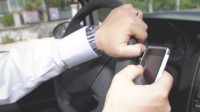 英国禁止开车玩手机 拍照和玩游戏都将被罚