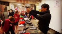 小岛秀夫夜市出行 化身“枪神”连破九个气球