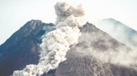 印尼火山剧烈喷发现场画面 浓烟冲上万米高空