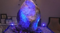 世界最大单体蓝宝石被发现 重310公斤称
