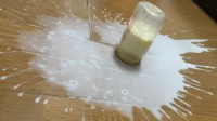 牛奶倒扣在地上怎么办？推特网友兴致满满帮忙解决