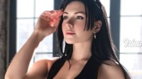 国外妹子COS《最终幻想7》蒂法 运动背心腹肌瞩目