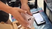 女子网购iPhone遭快递员强拆验货 吐槽没有开箱体验