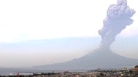 日本樱岛火山喷发 山口升起黑烟高达3400米