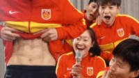 中国女足淘汰日本晋级决赛 这腹肌望尘莫及的动态图
