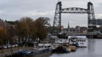 贝索斯造世界上最大游艇：荷兰拆百年大桥为其让行