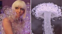 有网友发现 Lady Gaga的服装灵感来源于蘑菇？