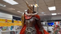 英国游戏店最酷《老头环》广告：真人大小女武神雕像