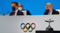 巴赫将奥林匹克杯授予中国人民 以感谢对冬奥会的贡献