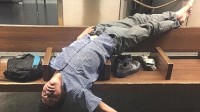 日式特殊文化氛围：深夜涉谷街头的宿醉日常 