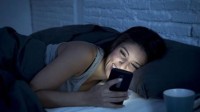睡前玩手机8分钟兴奋超1小时 网友：难怪晚上睡不着