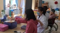 女子枕手臂午睡1小时右手瘫了 上班族警觉