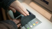 银行卡只剩100 取款机支付宝同时取钱能取200？