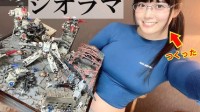 日本写真女星模玩新作品 变形金刚前身戴亚克隆战斗沙盘