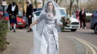 维基解密创始人阿桑奇狱中完婚 监狱禁止其照片流出
