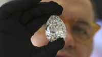 世界最大梨形白钻石亮相迪拜 拍卖金额或超2亿元