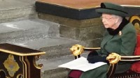 95岁英国女王伊丽莎白二世新冠后首露面 参加丈夫菲利普亲王纪念仪式