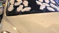 保时捷违规停车被贴满卫生巾 车主第二天道歉