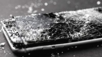 外媒测试iPhone SE有多抗摔 屏幕碎了还能用