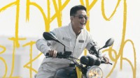 《流浪地球2》发布全新片场照为吴京庆生：“战狼”身跨摩托笑容灿烂